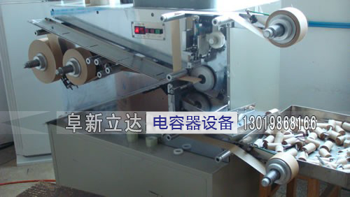 車(chē)間內(nèi)的啟動(dòng)電容器卷繞機(jī)