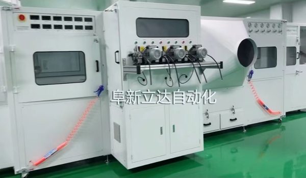 自動噴金機(jī)是電容器生產(chǎn)中的關(guān)鍵設(shè)備，規(guī)格有三槍，雙面四槍、六槍、八槍，可按客戶需求定制，阜新立達(dá)自動化裝備有限公司