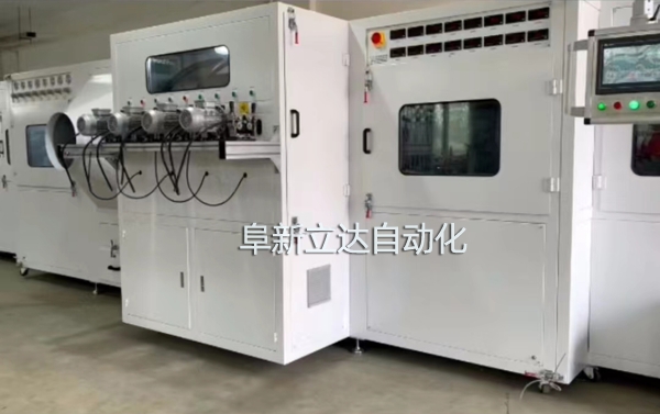 PJ-8八槍雙面自動(dòng)噴金機(jī)具有自動(dòng)除塵、智能雙面、整潔美觀、運(yùn)行穩(wěn)定的特點(diǎn)，阜新立達(dá)自動(dòng)化裝備有限公司